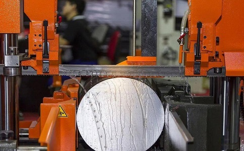 三乡镇立式金属带锯床切削出现跑带故障解决方法！